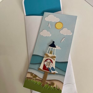 Insolito faro per uccelli fatto a mano carta.