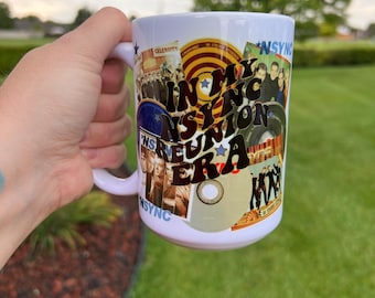 Puede incluir: Taza de cerámica blanca con un collage de imágenes y texto relacionados con la banda de chicos *NSYNC. El texto dice "In My *NSYNC Reunion Era".