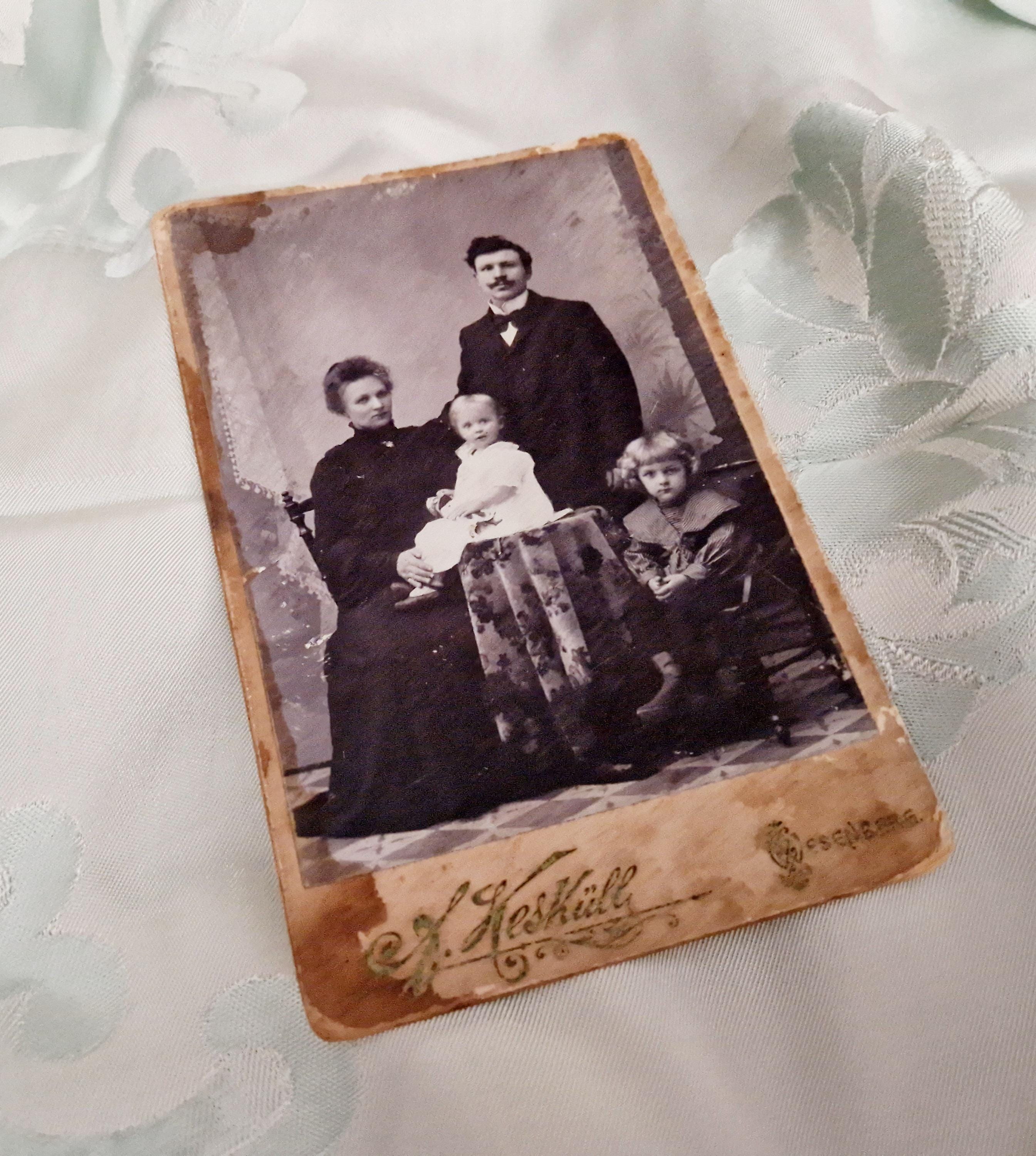 Antieke foto van een rijke familie in prachtige kleding, verzamelobjecten  uit 1900 - Etsy België, image size:2689x3000