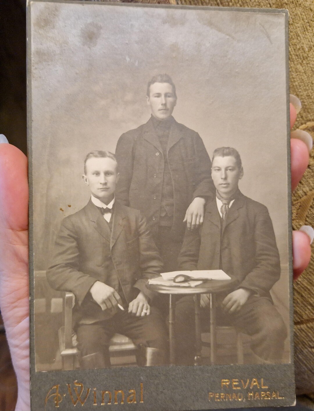 Foto antica di un uomo in bellissimi abiti da collezione del 1900