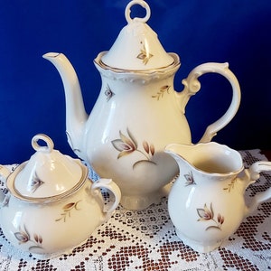 Zabytkowy zestaw do kawy Victoria, porcelana Czechosłowacja, czajniczek, cukiernica, mlecznik w kolorze kości słoniowej