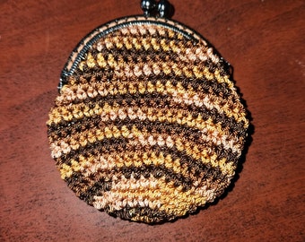 Monedero marrón y dorado