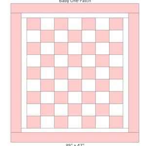 Op de afbeelding: Een babyquilt met een dambordpatroon van roze en witte vierkanten. De quilt is omlijst met een roze rand en heeft bovenaan de tekst "Baby One Patch". De afmetingen zijn 99 cm x 119 cm.