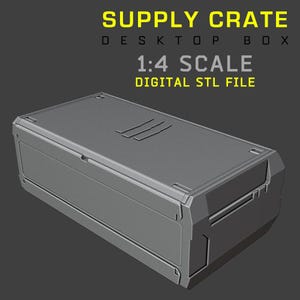 Puede incluir: Una caja de escritorio rectangular gris tipo caja de suministros a escala 1:4. El archivo STL digital presenta una superficie lisa con líneas de panel empotradas y tres pequeñas hendiduras horizontales en la tapa. El texto dice SUPPLY CRATE DESKTOP BOX 1:4 SCALE DIGITAL STL FILE.