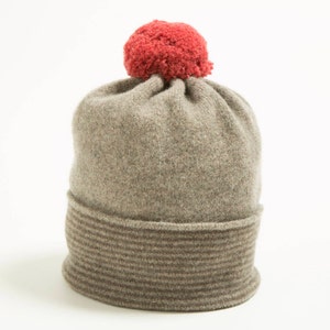 J Lambswool Pom Pom Knitted Hat mouse/brown coral p