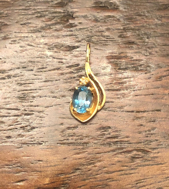 Kentucky Blue Oval Sapphire in 14 Karat Gold