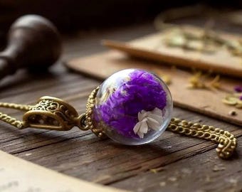 Collana con globo di vetro, ciondolo con terrario di fiori selvatici secchi, catena in bronzo