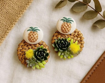 Boucles d'oreilles succulentes faites main en argile polymère, broderie d'ananas, boucles d'oreilles en rotin