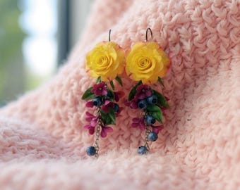 Boucles d'oreilles faites main en pâte polymère - Pendentifs botaniques roses jaunes et myrtilles
