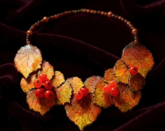 Collar de hojas de otoño hecho a mano con arcilla polimérica y cuentas de jaspe. Joyas de otoño.