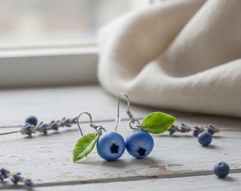 Boucles d'oreilles bleues faites main en pâte polymère, bijoux baies forestières