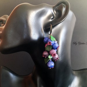 Pendientes de bayas de verano de arcilla, pendientes de bayas de irga, pendientes de bayas, joyas de bayas de arcilla, pendientes de bosque de arcilla, regalo único incluido