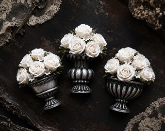 Broche vase florale ivoire en pâte polymère faite main, épingle miniature pour bouquet de roses ivoire, bijoux romantiques shabby chic