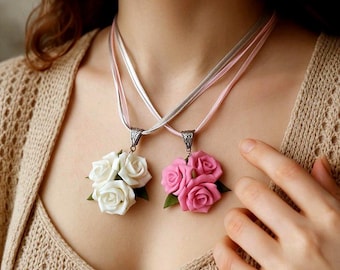 Collier pendentif rose fait main en argile, bijoux ruban floral