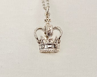 Vintage Sterling Silver crown necklace - Vintage Silver Crown Pendant - Vintage Silver Crown Necklace - Silver Queen Necklace