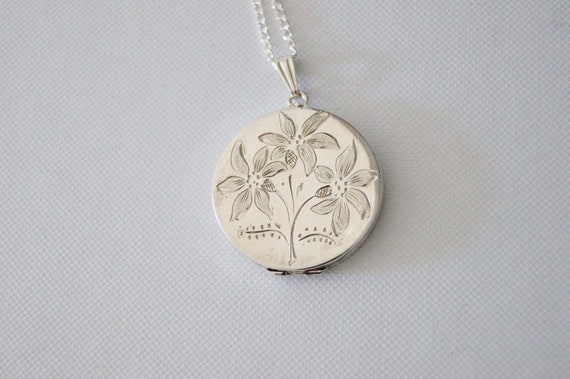 Vintage Sterling Silver Locket - Silver Flower Loc