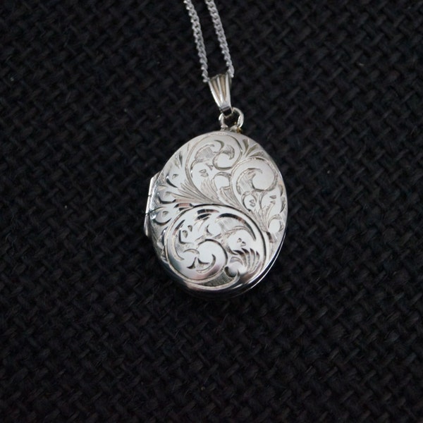 Vintage Sterling Silver Locket with chain - Vintage Silver locket - Vintage Locket - Vintage Jewelry - Vintage Sterling Silver locket