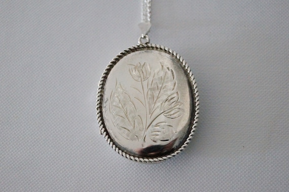 Vintage Sterling Silver Locket - VIntage Flower Lo