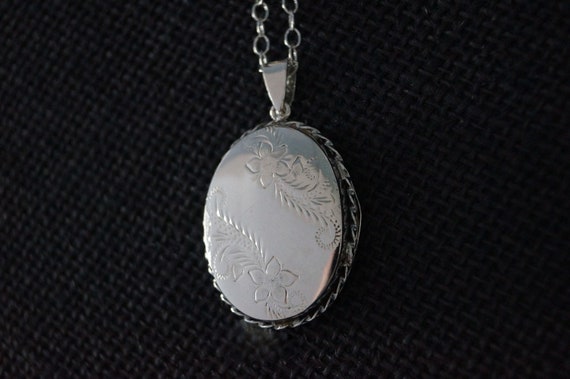 Vintage Sterling Silver Locket - Vintage Flower Lo