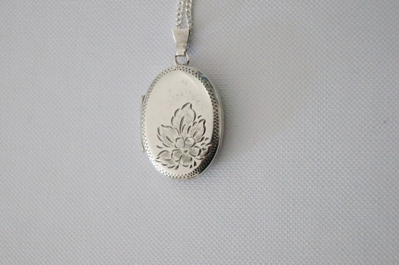 Vintage Sterling Silver Locket - Silver Flower Loc