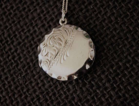 Vintage Sterling Silver Locket - Silver Flower Loc