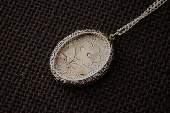 Vintage Sterling Silver Locket - VIntage Flower Lo