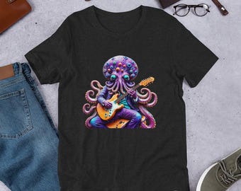 Könnte beinhalten: Ein dunkelgraues T-Shirt mit einem lila Kraken, der eine E-Gitarre spielt. Der Krake hat mehrere Augen und trägt einen lila Anzug.