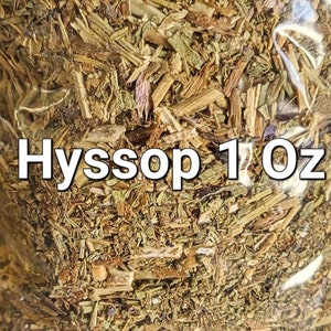 Può includere: Primo piano di erba di issopo secca, di colore marrone chiaro, in un sacchetto di plastica trasparente. Il sacchetto è etichettato "Hyssop 1 Oz".