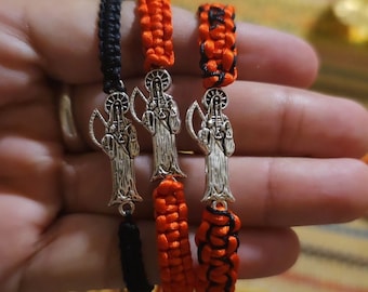 Pulseira Santa Muerte reversível em vermelho, preto, rosa e branco, com tamanho ajustável.