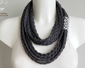 Écharpe t-shirt, collier de t-shirt, écharpe grise, collier gris, écharpe tressée, écharpe en tissu, collier en tissu