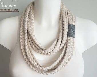 Écharpe t-shirt, écharpe beige, collier beige, collier de t-shirt, écharpe tressée, écharpe en tissu, collier en tissu