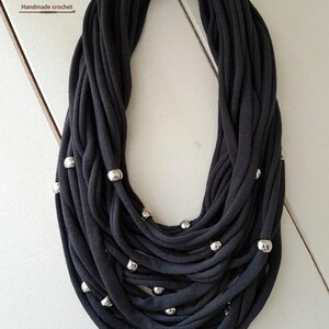Collana multifilo colorata con sfere di lana, cordino verde, bijou vistoso artigianale