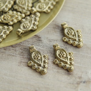22mm Coin pendants, Brass Charms, Gold Charms, Macrame charms, Brass pendant, Charms for making Macrame jewelry, brass charms, Tribal charms imagen 1