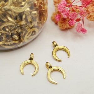 16 mm große Mondanhänger aus Rohmessing für die Herstellung von Mikro-Makramee und Drahtschmuck. Stammes-Amulette, goldene ethnische Anhänger
