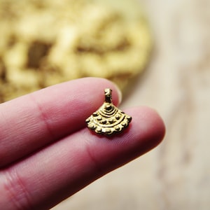 14mm Coin pendants, Brass Charms, Gold Charms, Macrame charms, Brass pendant, Charms for making Macrame jewelry, brass charms, Tribal charms imagen 1