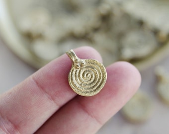 19 mm. Ciondoli di monete, Ciondoli in ottone, Ciondoli in oro, Ciondoli Macrame, Ciondoli in ottone, Ciondoli per realizzare gioielli Macrame, Ciondoli tribali, fascino boho