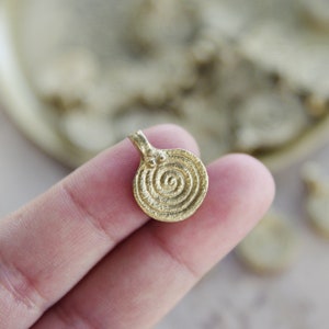 19 mm. Ciondoli di monete, Ciondoli in ottone, Ciondoli in oro, Ciondoli Macrame, Ciondoli in ottone, Ciondoli per realizzare gioielli Macrame, Ciondoli tribali, fascino boho immagine 1