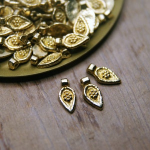 15mm Coin pendants, Brass Charms, Gold Charms, Macrame charms, Brass pendant, Charms for making Macrame jewelry, brass charms, Tribal charms imagen 2