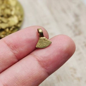 Ciondoli di monete piccole da 10,5 mm, ciondoli in ottone, ciondoli d'oro, ciondoli Macrame, ciondolo in ottone, ciondoli per realizzare gioielli Macrame, ciondoli tribali immagine 1