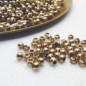 Perles en laiton 2x2.5mm, perles rondes, perles dor, perles métalliques, charmes en laiton, laiton brut, résultats despacement, bads en macramé, charmes en macramé, charme en or image 1