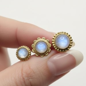 Pierres de lune fendues de 8 mm, 9,5 mm et 11 mm, serties dans du laiton pour la fabrication de bijoux en micro-macramé.