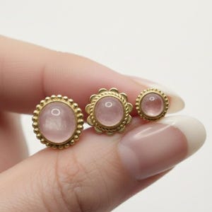 Quarzo rosa da 8 mm, 9,5 mm, 11 mm, pietre sciolte con intaglio, pietre incastonate in ottone per la creazione di gioielli in micro macramè. Cabochon