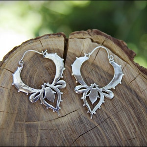Kleine Tribal-Ohrringe aus Messing – dezenter und eleganter Stil