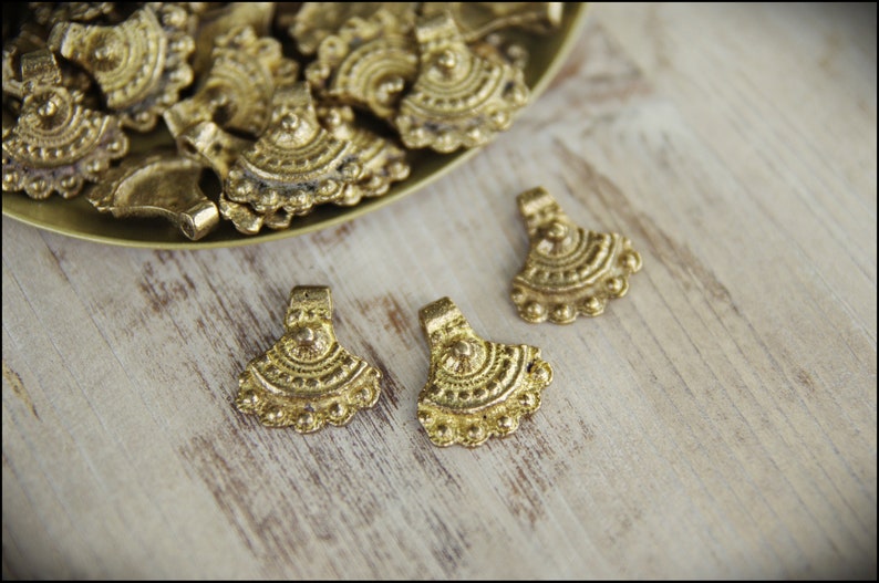 18mm Coin pendants, Brass Charms, Gold Charms, Macrame charms, Brass pendant, Charms for making Macrame jewelry, brass charms, Tribal charms imagen 1