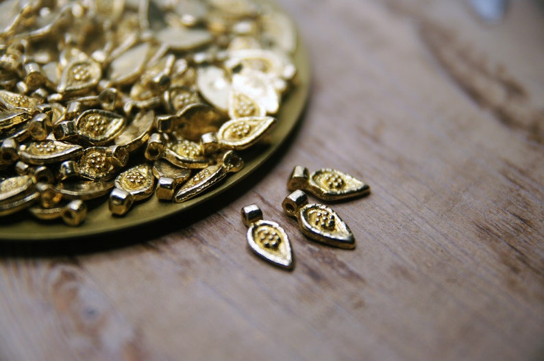 15mm Coin pendants, Brass Charms, Gold Charms, Macrame charms, Brass pendant, Charms for making Macrame jewelry, brass charms, Tribal charms imagen 4