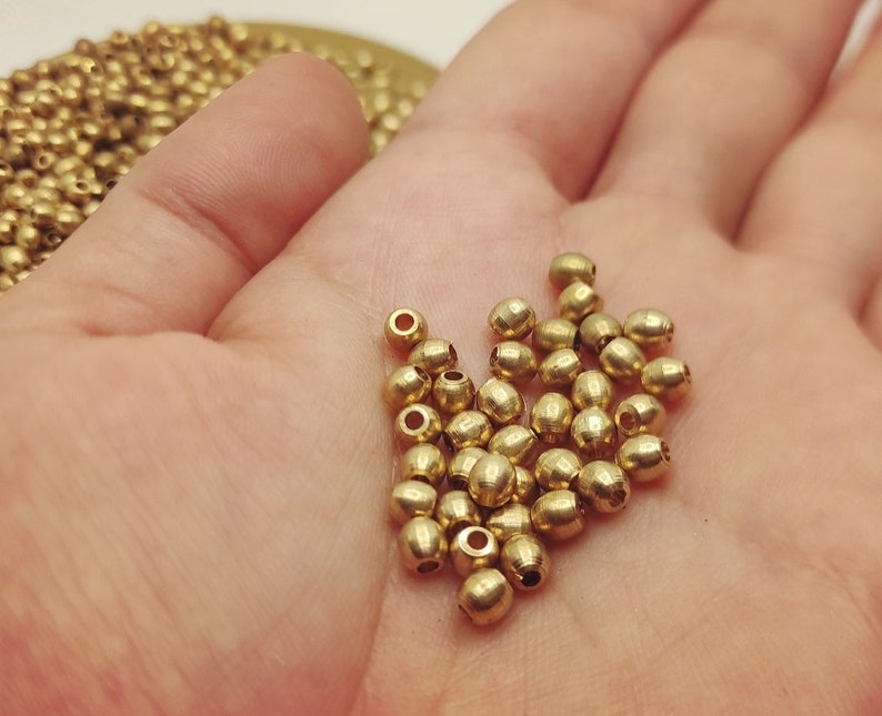 Perline in ottone 4x3'5mm, Perline rotonde, Perline d'oro, Perline di metallo, Ciondoli in ottone, Ottone grezzo, Risultati distanziatori, Perline Macrame, Ciondoli in oro Macrame immagine 2