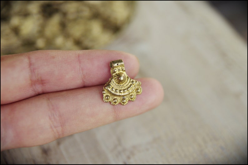 18mm Coin pendants, Brass Charms, Gold Charms, Macrame charms, Brass pendant, Charms for making Macrame jewelry, brass charms, Tribal charms imagen 2