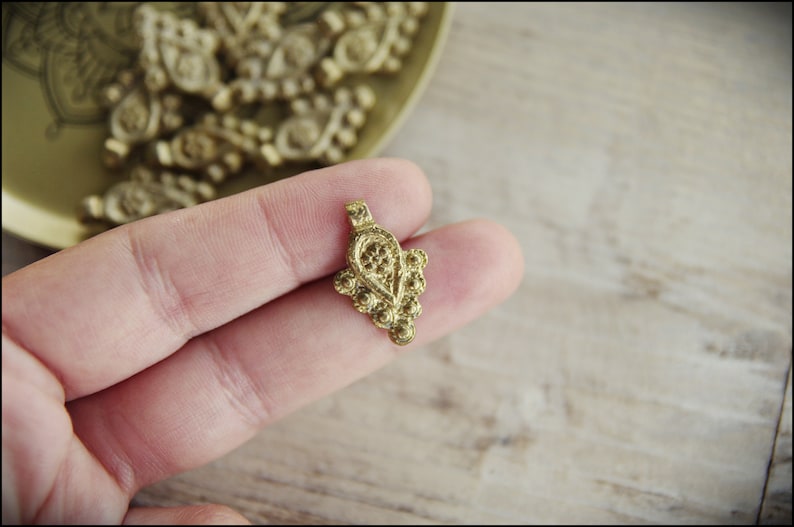 22mm Coin pendants, Brass Charms, Gold Charms, Macrame charms, Brass pendant, Charms for making Macrame jewelry, brass charms, Tribal charms imagen 3