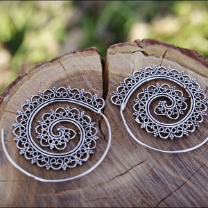 Brincos em espiral. Brincos tribais banhados a prata em latão maciço. Brincos de estilo étnico e tribal. Joias indianas.