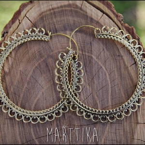 Pendientes tribales de latón sólido. Aros grandes dorados. Aretes de estilo étnico y tribal. Joyería India .